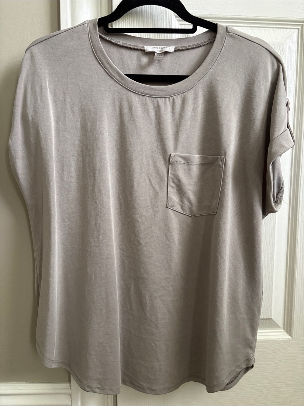 Cable & Gauge Women's Short Sleeve Pocket Tee in Light Taupe